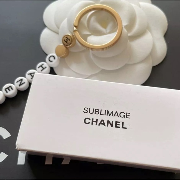 🌺 CHANEL SUBLIMAGE Chanel Beauty Keychain Key Holder - Picture 3 of 10